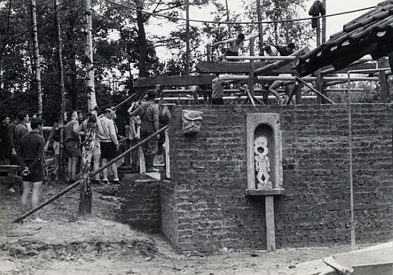Construction de la charpente de la Sachemerie en 1959
